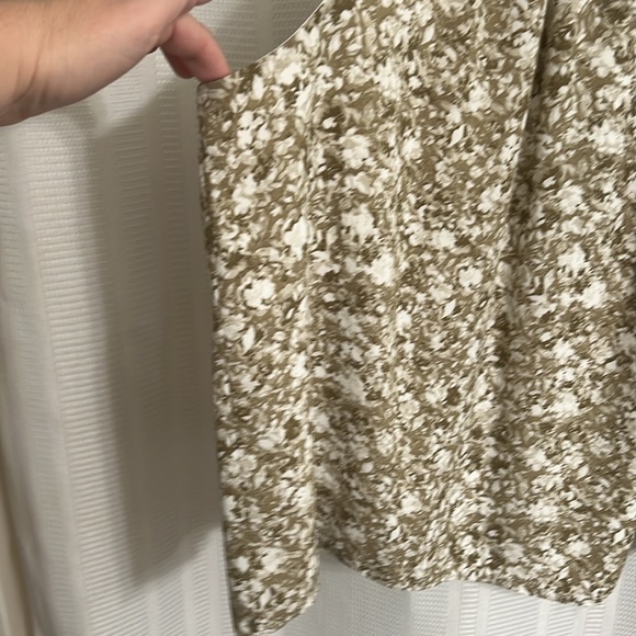 NWT Halogen 100% Poly Top muted Floral Sleeveless keyhole blouse - Picture 2 of 4